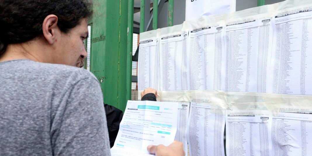 estudante_confere_lista_do_enem_-_foto_valter_campanato-arquivo_agencia_brasil.jpg