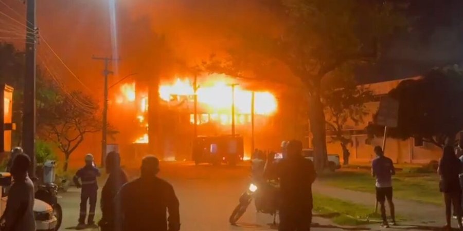 1791524056_incendio_causa_danos_a_predio_da_universidade_federal_de_pernambuco.jpg